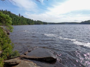 Kayalar ve su Kanada göl manzarası