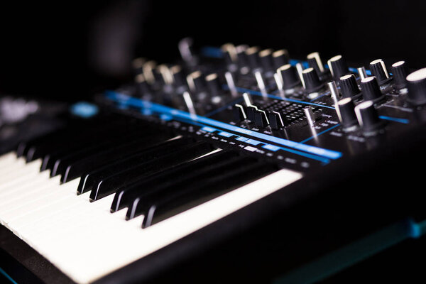 Synthesitzer in blue and black, with great depth of field