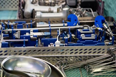 Ameliyat odasındaki ameliyat aletleri.