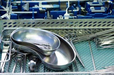 Ameliyat odasındaki ameliyat aletleri.