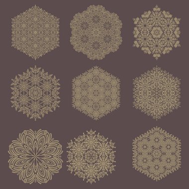 Bir dizi vektör kar taneleri. Kış süsü koleksiyonu. Kar taneleri koleksiyonu. Arkaplan ve tasarımlar için kahverengi ve sarı kar taneleri