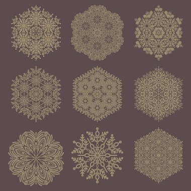 Sarı ve kahverengi kar taneleri kümesi. Kış süsü koleksiyonu. Kar taneleri koleksiyonu. Arkaplan ve tasarımlar için kar taneleri