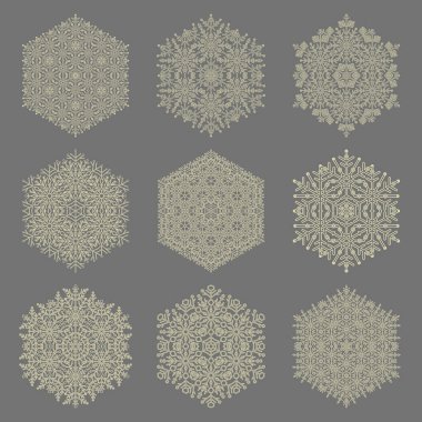 Bir dizi vektör kar taneleri. Kışın gri ve altın süs koleksiyonu. Kar taneleri koleksiyonu. Arkaplan ve tasarımlar için kar taneleri