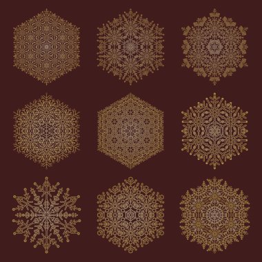 Bir dizi vektör kar taneleri. Kışın toplanan kahverengi altın süsler. Kar taneleri koleksiyonu. Arkaplan ve tasarımlar için kar taneleri