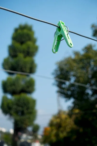 Крупный План Пластиковых Тканевых Зажимов Зелеными Деревьями Голубым Небом Заднем — стоковое фото