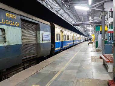1 Aralık 2020 Dehradun Şehri Uttarakhand Hindistan. Corona virüsü salgını sırasında yere sosyal uzaklık işaretli boş demiryolu platformu. Jan Shatabdi Ekspresi Dehradun - Yeni Delhi 02056.