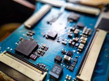 15 Şubat 2021 Dehradun Hindistan. Kapalı devre kartında farklı elektronik bileşenler var. Seçici odak.