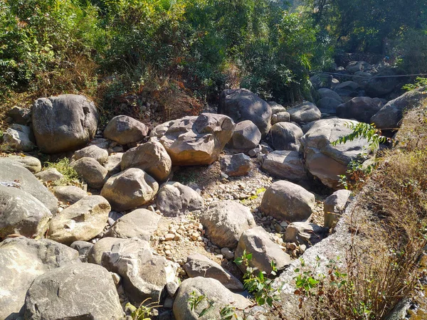 乾燥した川のベッドの背景に山と大規模な圧延石でいっぱい ヒマラヤ地域 Uttarakhand India — ストック写真