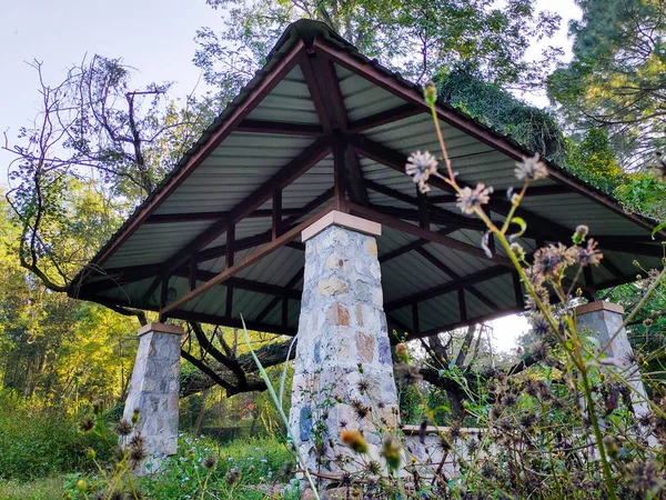 室外庭院的树荫结构是用石头和金属屋顶建成的 位于花园的顶部 Dehradun City India — 图库照片