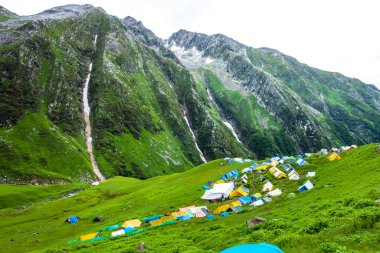 14 Temmuz 2022, Himachal Pradesh Hindistan. Bheem Dwari ana kampında çok renkli çadırlar var. Arka planda güzel dağlar ve şelaleler var. Shrikhand Mahadev Kailash Himalaya Yatra.