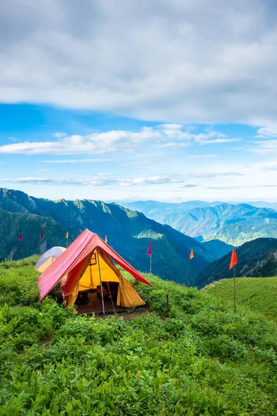 14 Temmuz 2022, Himachal Pradesh Hindistan. Güzel manzaralı çadır ve kamplar, arka planda vadi ve dağlar. Shrikhand Mahadev Kailash Yatra Himalayalarda.