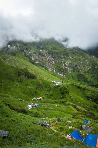 14 Temmuz 2022, Himachal Pradesh Hindistan. Bheem Dwari ana kampında çok renkli çadırlar var. Arka planda güzel dağlar ve şelaleler var. Shrikhand Mahadev Kailash Himalaya Yatra.