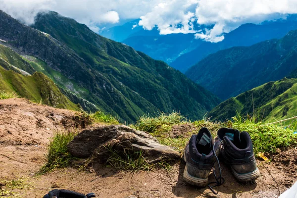 Luglio 2022 Himachal Pradesh India Coppia Scarpe Trekking Calzini Roccia — Foto Stock