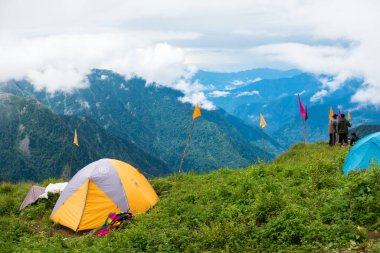 14 Temmuz 2022, Himachal Pradesh Hindistan. Güzel manzaralı çadır ve kamplar, arka planda vadi ve dağlar. Shrikhand Mahadev Kailash Yatra Himalayalarda.