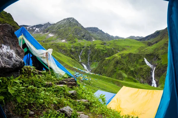 14 Temmuz 2022, Himachal Pradesh Hindistan. Bheem Dwari ana kampında çok renkli çadırlar var. Arka planda güzel dağlar ve şelaleler var. Shrikhand Mahadev Kailash Himalaya Yatra.