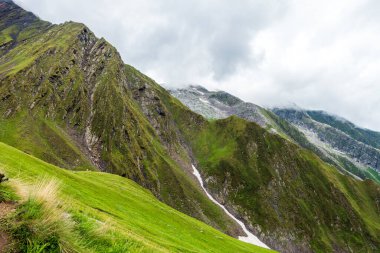 Arka planda güzel dağlar ve şelaleler var. Shrikhand Mahadev Kailash Himalaya Yatra. Himachal Pradesh Hindistan.