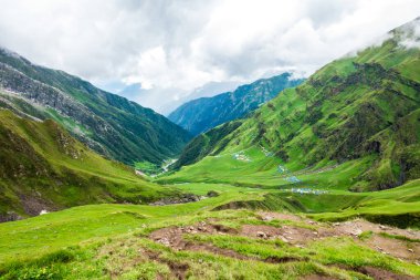 14 Temmuz 2022, Himachal Pradesh Hindistan. Himalayalar 'daki Shrikhand Mahadev Kailash Yatra sırasında Parvati Bagh Vadisi' nin geniş açılı görüntüsü.