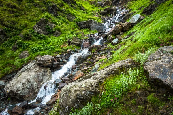 一条水流下山下 Shrikhand Mahadev Kailash喜马拉雅山Yatra的瀑布 喜马偕尔邦 — 图库照片