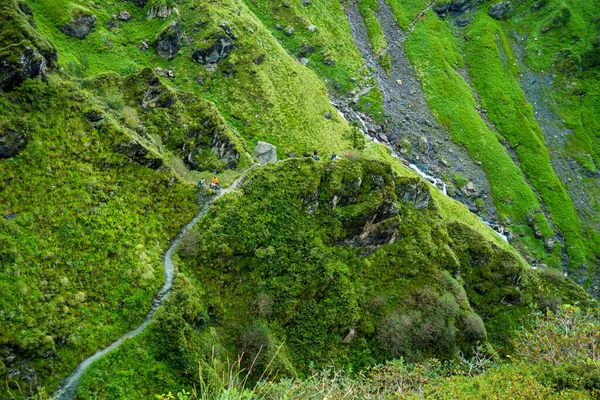 Wanderweg Mit Wunderschönen Berggipfeln Und Wasserfällen Hintergrund Shrikhand Mahadev Kailash — Stockfoto