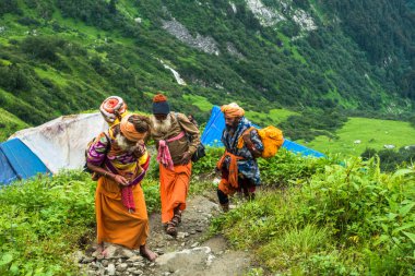 14 Temmuz 2022, Himachal Pradesh Hindistan. Himalaya Sadhus Shrikhand Mahadev Kailash Yatra sırasında dağlarda yürüyüş yapıyor..
