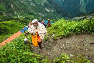 14 Temmuz 2022, Himachal Pradesh Hindistan. Himalaya Sadhus Shrikhand Mahadev Kailash Yatra sırasında dağlarda yürüyüş yapıyor..