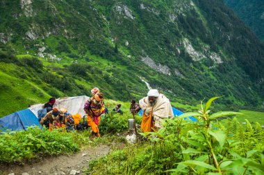 14 Temmuz 2022, Himachal Pradesh Hindistan. Himalaya Sadhus Shrikhand Mahadev Kailash Yatra sırasında dağlarda yürüyüş yapıyor..
