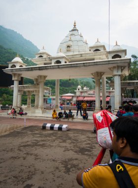 5 Temmuz 2022 Katra, Jammu ve Kaşmir, Hindistan. Giriş kapısında kuyrukta bekleyenler var. Shri Mata Vaishno Devi Tapınağı, bir Hindu haccı..