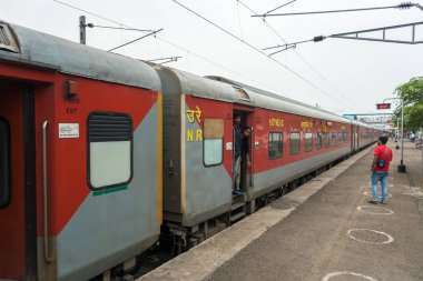 4 Temmuz 2022 Jammu ve Kashmir Hindistan... 14609 RISHIKESH - KMVD Hemkunt Ekspresi demiryolu platformunda, Corona virüsü salgını sırasında yerde sosyal mesafe işaretleri var..