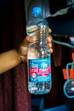 4 Temmuz 2022 Haridwar India. Rail Neer ambalajlı, Hint Demiryolları 'nın sunduğu içme suyu şişesini tutan bir adam..