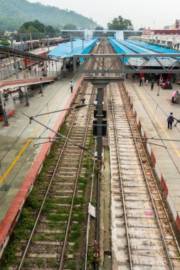 4 Temmuz 2022 Haridwar India. Demiryolu ve platformlarla Haridwar demiryolu kavşağının hava görüntüsü.