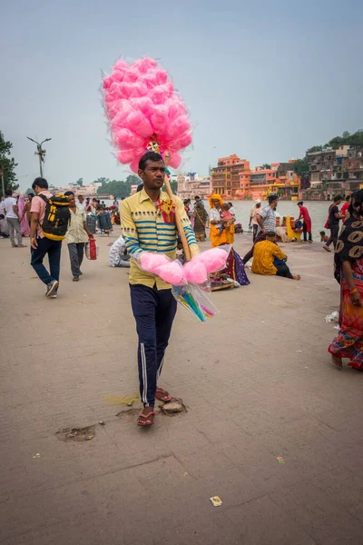 Července 2022 Haridwar Indie Muž Prodávající Barevné Cukrové Vaty Březích — Stock fotografie