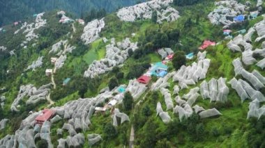 19 Temmuz 2022 Himachal Pradesh Hindistan. Himachal 'daki çiftçiler elma bahçelerini veya meyve bahçelerini korumak için anti-dolu ağları kullanıyorlar. Step Hill Elma Çiftçiliği.