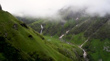 Arka planda güzel dağlar ve şelaleler var. Shrikhand Mahadev Kailash Himalaya Yatra. Himachal Pradesh Hindistan.