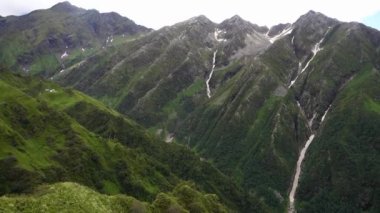 Arka planda güzel dağlar ve şelaleler var. Shrikhand Mahadev Kailash Himalaya Yatra. Himachal Pradesh Hindistan.