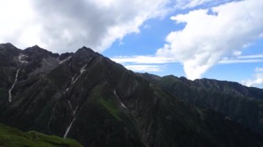 Arka planda güzel dağlar ve şelaleler var. Shrikhand Mahadev Kailash Himalaya Yatra. Himachal Pradesh Hindistan.