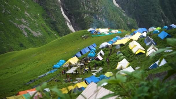 Julio 2022 Himachal Pradesh India Múltiples Tiendas Campaña Coloridas Campamento — Vídeo de stock