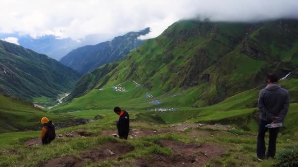 Ιουλίου 2022 Himachal Pradesh Ινδία Ένας Άντρας Μπαστούνι Περπατάει Στην — Αρχείο Βίντεο