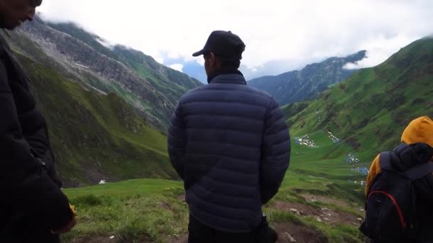 2022年7月14日 ヒマカル プラデシュ州 ヒマラヤのシュリックハンド マハージェフ カイラシュ ヤトラの間にパルヴァティ バグ渓谷にトレッキングスティックを持つ男 — ストック動画