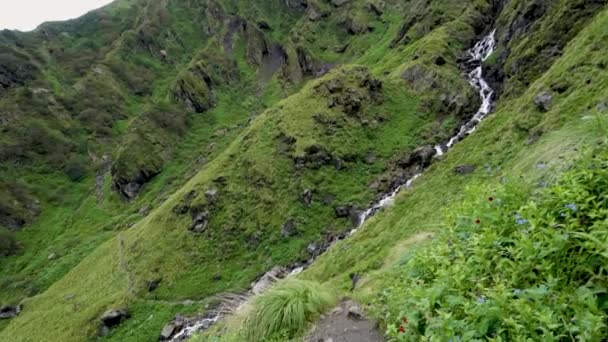 Ein Wasserstrom Fließt Den Berg Hinunter Wasserfälle Bei Shrikhand Mahadev — Stockvideo