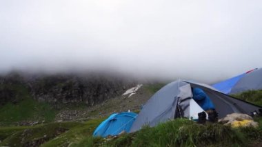 14 Temmuz 2022, Himachal Pradesh Hindistan. Shrikhand Mahadev Kailash Yatra. 14 Temmuz 2022, Himachal Pradesh India. Himalayalar 'daki Shrikhand Mahadev Kailash Yatra sırasında ana kampta gezginler..