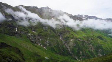 Yüzen bulutlarla dolu güzel dağlar. Shrikhand Mahadev Kailash Himalaya Yatra. Himachal Pradesh Hindistan.
