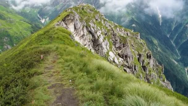 Prachtige Bergtoppen Met Zwevende Wolken Shrikhand Mahadev Kailash Himalaya Yatra — Stockvideo