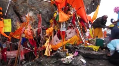 14 Temmuz 2022, Himachal Pradesh Hindistan. Shrikhand Mahadev Tepesi 'nde, Tanrı Shiva' nın bir sembolü olan Shivling 'de dua edenler. Himalayalardaki Kailash Yatra.