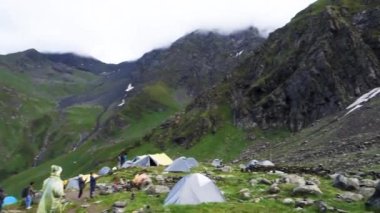 14 Temmuz 2022, Himachal Pradesh Hindistan. Sırt çantalı ve bastonlu insanlar, Himalayalar 'da Shrikhand Mahadev Kailash Yatra sırasında yürüyüş yapıyorlar..