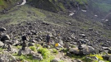 14 Temmuz 2022, Himachal Pradesh Hindistan. Sırt çantalı ve bastonlu insanlar, Himalayalar 'da Shrikhand Mahadev Kailash Yatra sırasında yürüyüş yapıyorlar..