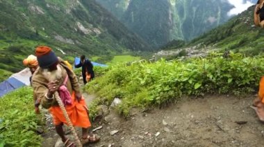 14 Temmuz 2022, Himachal Pradesh Hindistan. Himalaya Sadhus Shrikhand Mahadev Kailash Yatra sırasında dağlarda yürüyüş yapıyor..