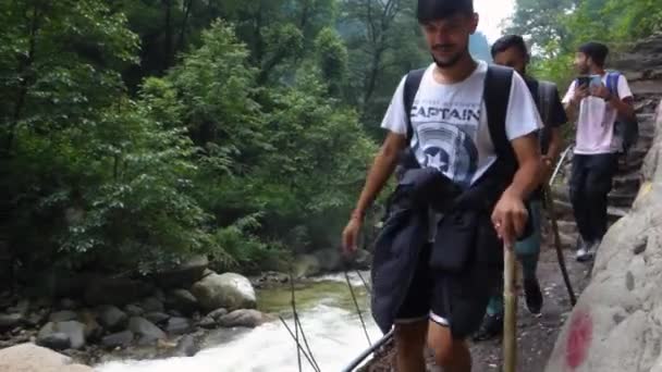 Juli 2022 Himachal Pradesh Indien Människor Med Ryggsäckar Och Promenadkäppar — Stockvideo