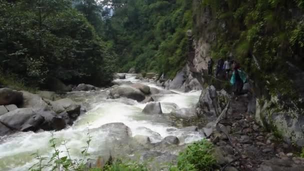 Temmuz 2022 Himachal Pradesh Hindistan Sırt Çantalı Bastonlu Insanlar Shrikhand — Stok video