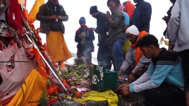 Julho 2022 Himachal Pradesh Índia Devotos Oferecendo Suas Orações Shrikhand — Vídeo de Stock