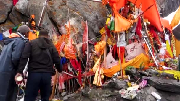2022年7月14日 印度喜马偕尔邦 信徒们在什瓦领主的象征 什夫林山 Shrikhand Mahadev Peak 喜马拉雅山的Kailash Yatra — 图库视频影像